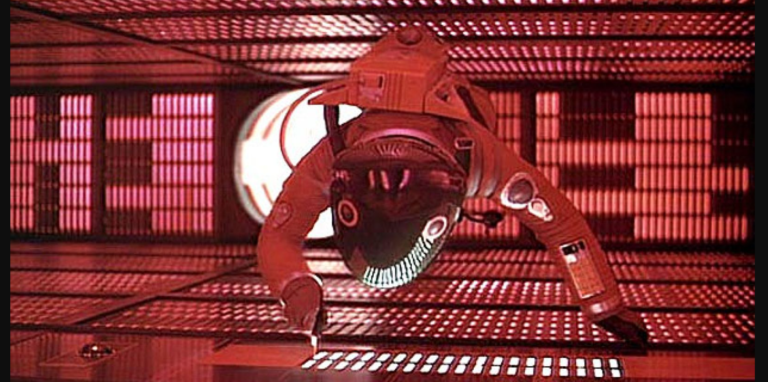 HAL 9000 en el pasillo de la nave Discovery en 2001: Una Odisea del Espacio